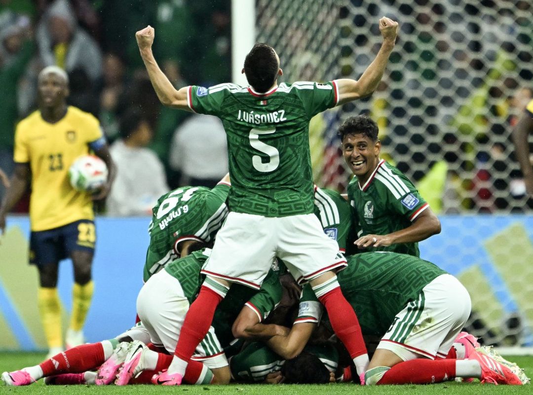 México festeja triunfo ante Ecuador.